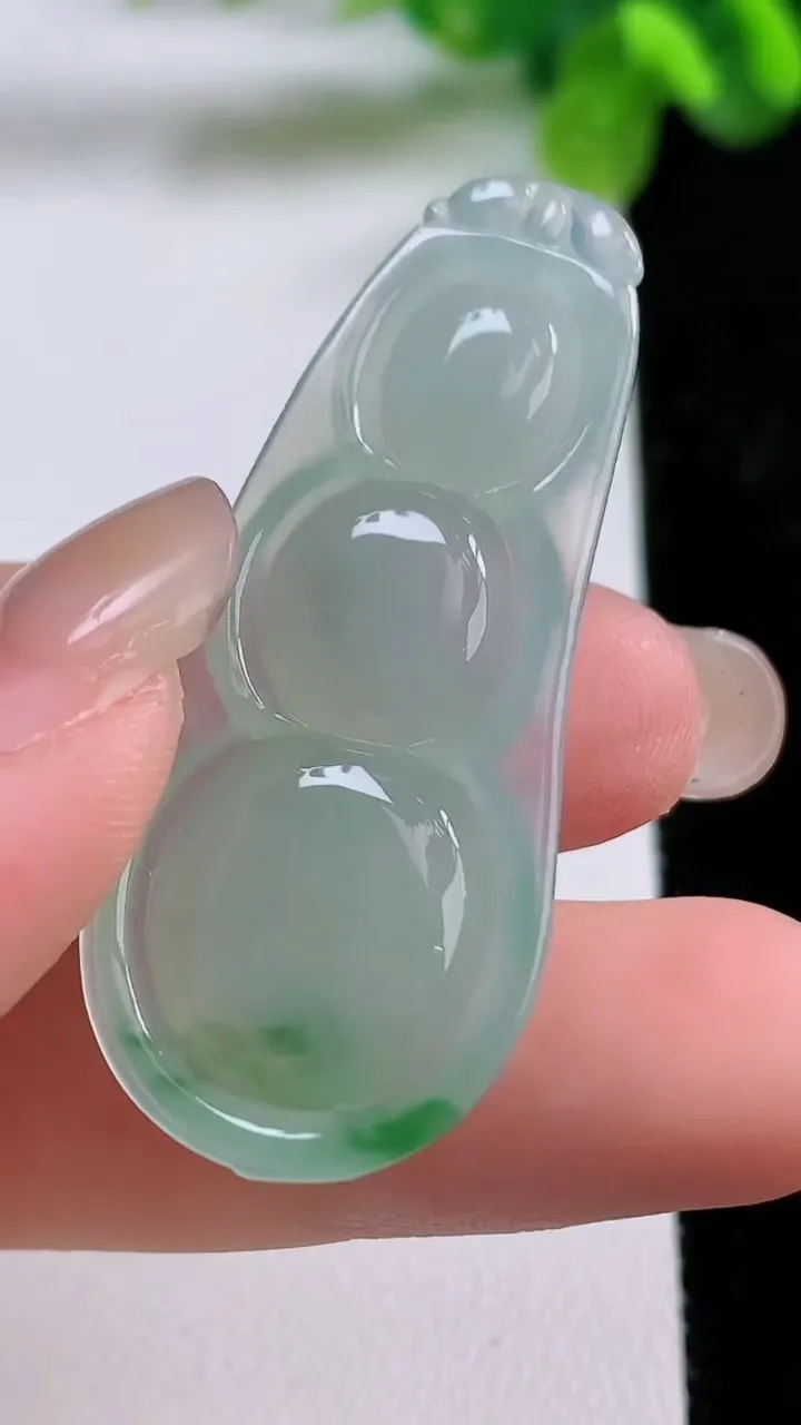 天然A货翡翠福豆吊坠，尺寸45.5-19.5-6，重量:9.08g
8月31日