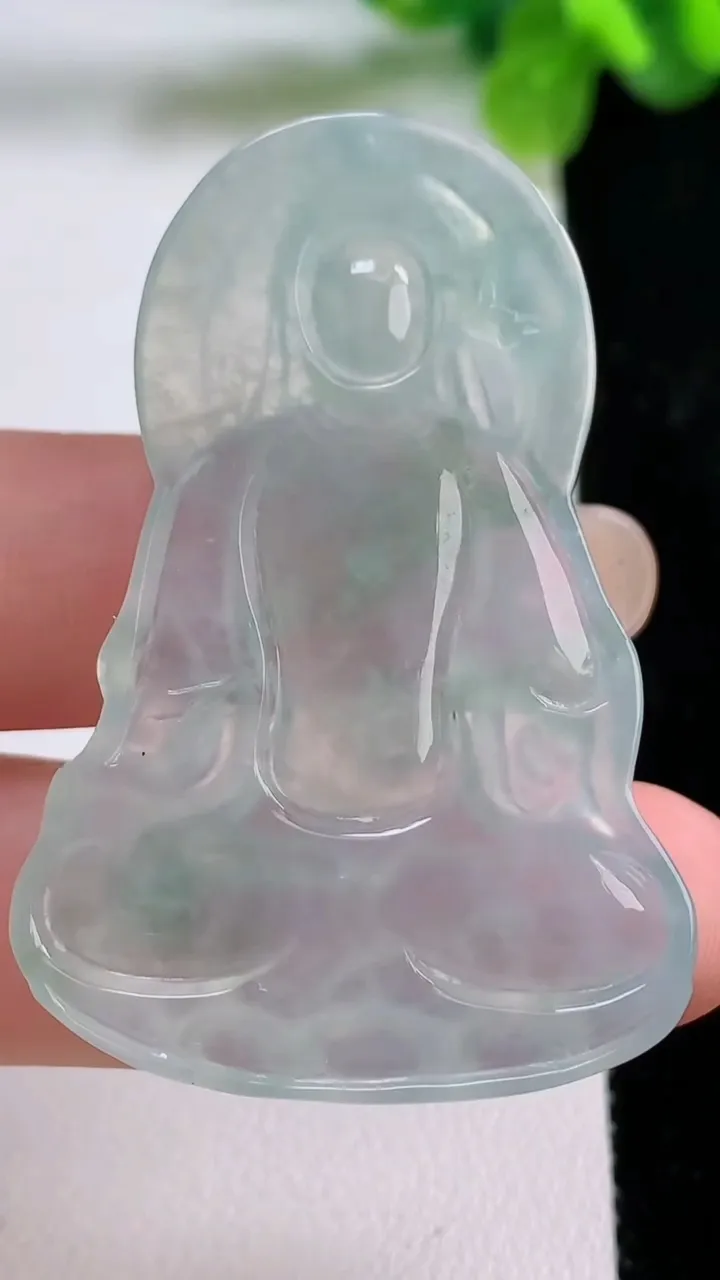 天然A货翡翠大势至观音菩萨吊坠，尺寸49-32.8-4.7，重量:14.21g
8月31日
