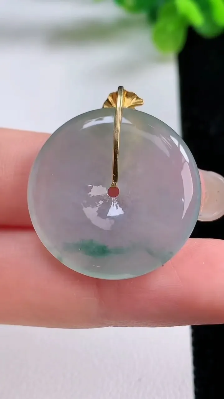 天然A货翡翠种飘花平安扣吊坠，尺寸26.2-4.2，重量:6.90g
8月31日