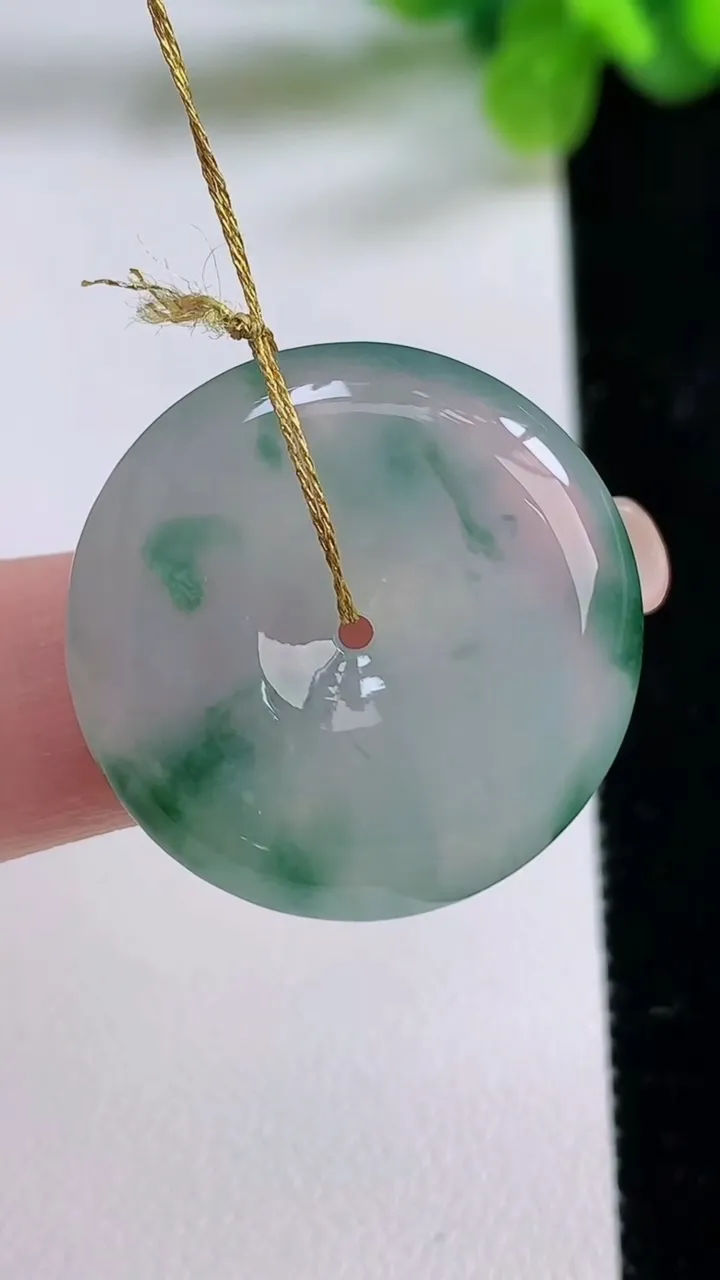 天然A货翡翠冰种飘花平安扣吊坠，尺寸25.8-6，重量:8.70g
8月31日