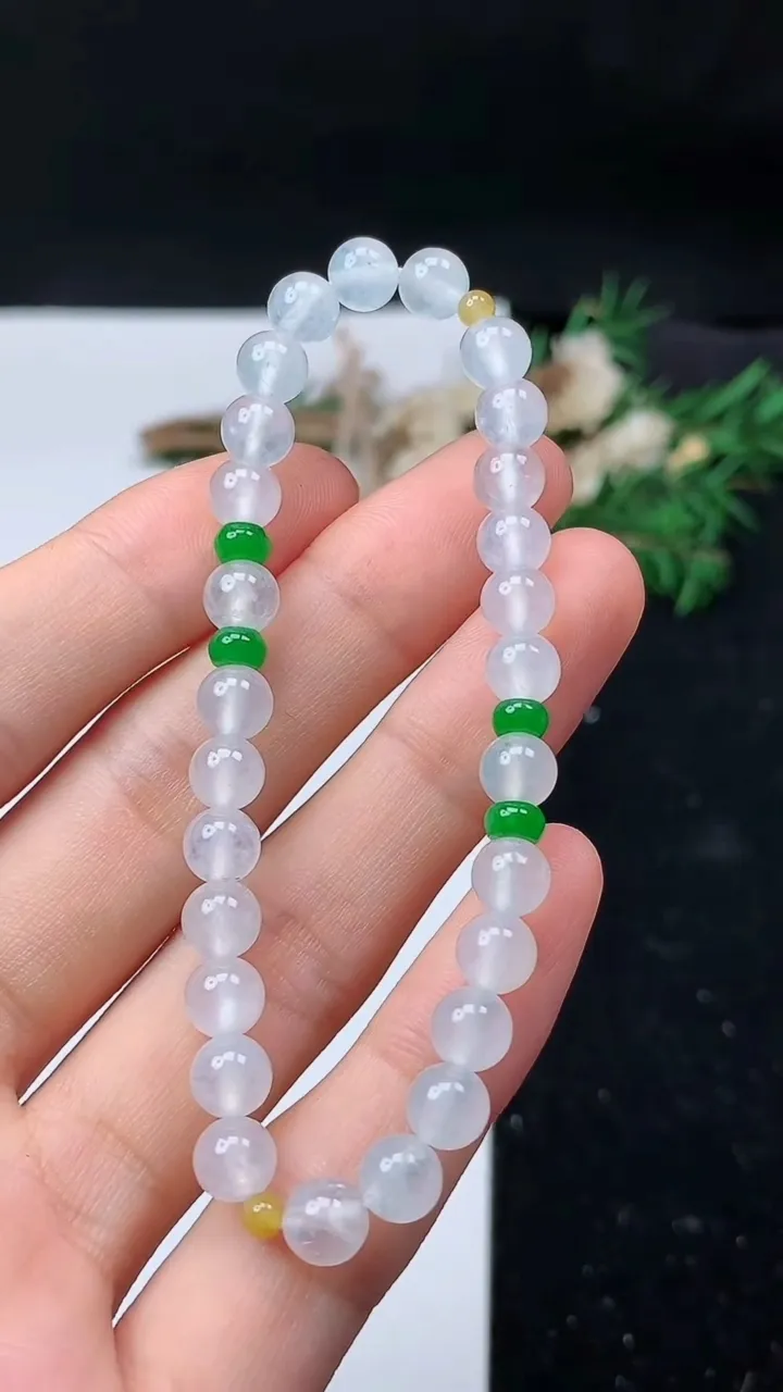 天然A货翡翠白冰圆珠手串，尺寸5.9-33颗，重量:10.00g8月31日
工厂直销收藏佳品,种好水足，色泽均匀，有种有色，上手高大气！
