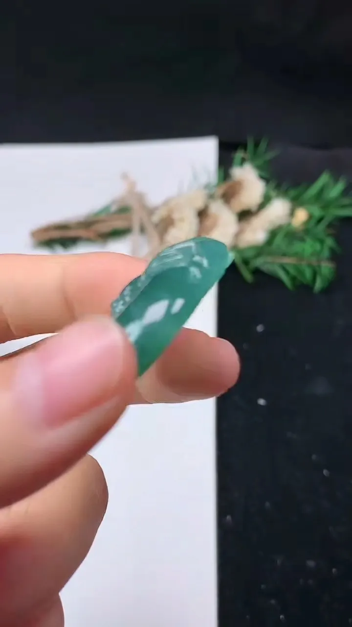 天然A货翡翠蓝水龙牌吊坠，尺寸38.3-33-8.3，重量:19.25g
8月31日