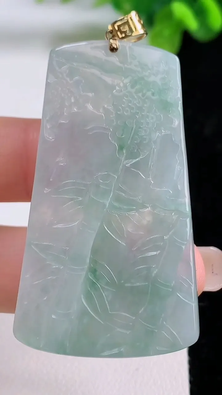 天然A货翡翠种飘花山水牌吊坠，尺寸52-28.6-8，重量:26.04g
8月31日