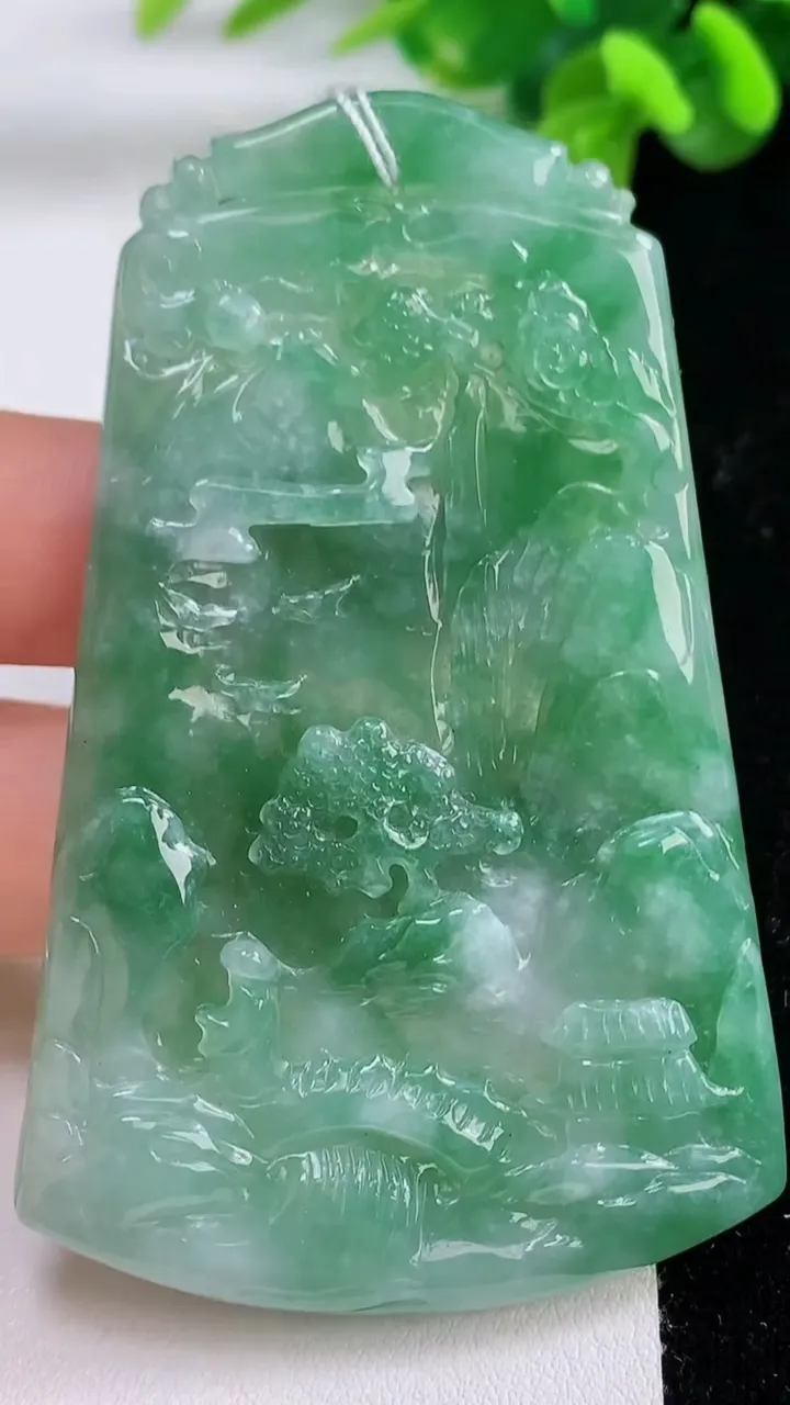 天然A货翡翠山水牌吊坠，尺寸71.5-45.8-4.3，重量:32.83g
8月31日