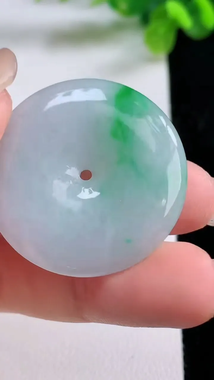 天然A货翡翠平安扣吊坠，尺寸32.2-5，重量:11.47g
8月31日