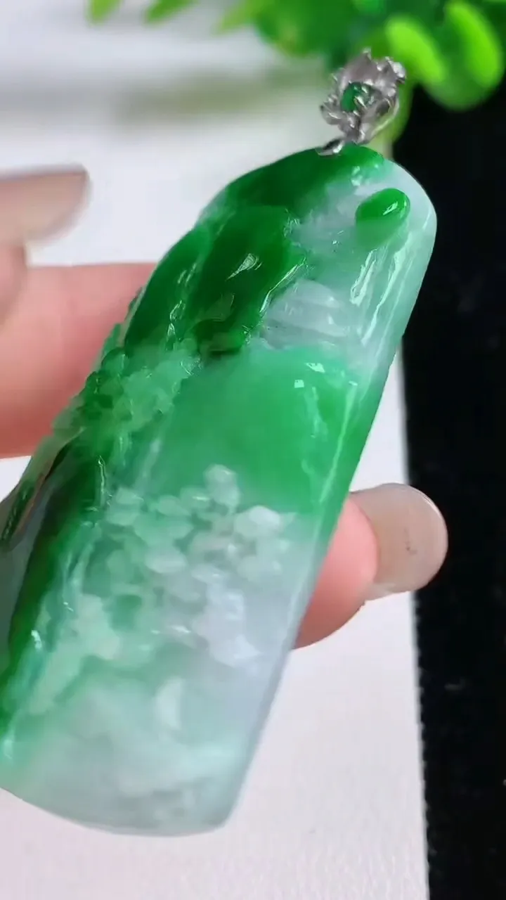 天然A货翡翠山水牌吊坠，尺寸53.2-29.5-6，重量:19.47g
8月31日