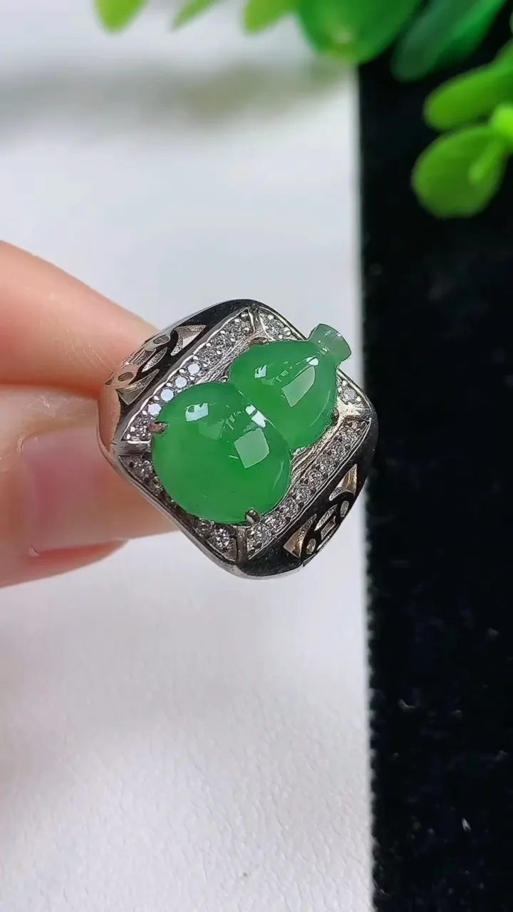 天然A货翡翠葫芦戒指，尺寸17-10.6，重:5.44g2025年8月31日
工厂直销收藏佳品,种好