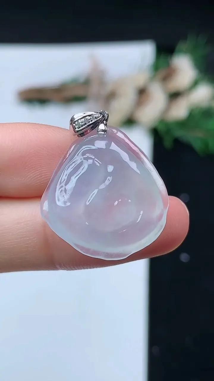 天然A货翡翠白冰原石吊坠，尺寸23-21.6-5，重量:4.48g
8月31日