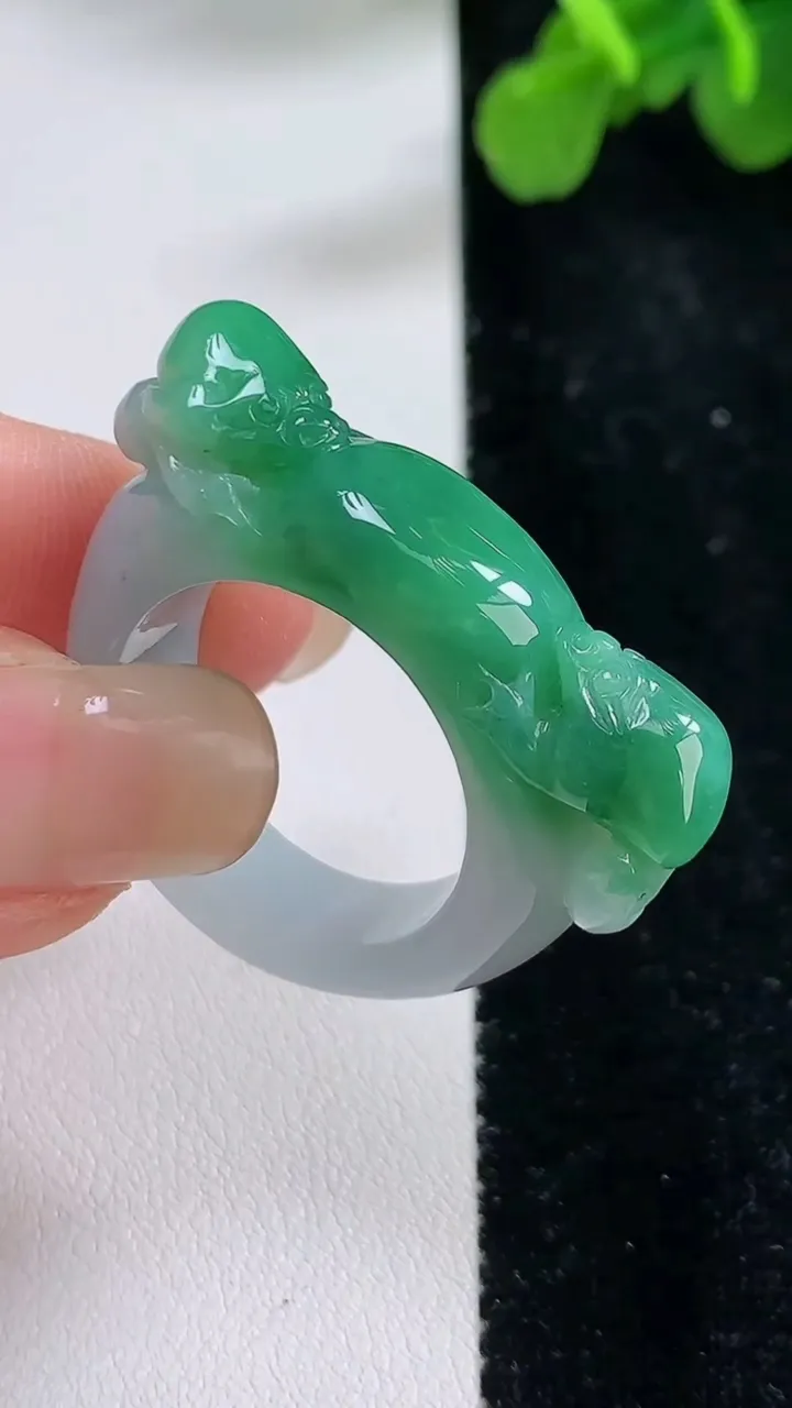 天然A货翡翠金蟾指环扳指，尺寸 20-11-6，重: 13.11g2025年8月31日
工厂直销收藏佳品,种好水足，色泽均匀，有种有色，上手高大气！