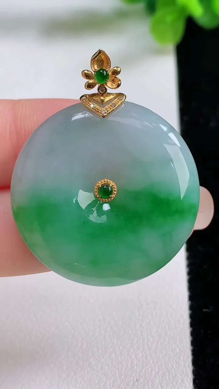 天然A货翡翠平安扣吊坠，尺寸30.6-5.8，重量:12.22g
8月31日