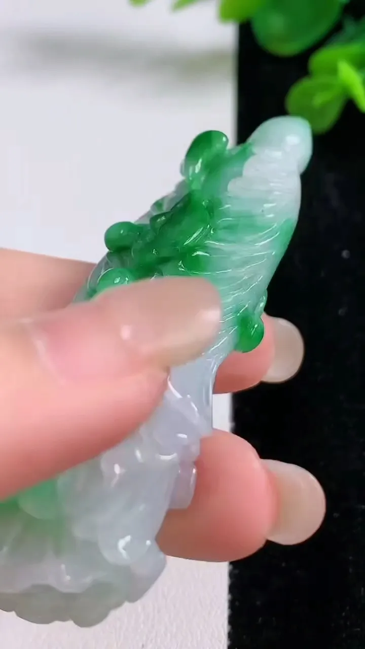 天然A货翡翠白菜吊坠，尺寸68-27-13.6，重:32.95g
8月31日