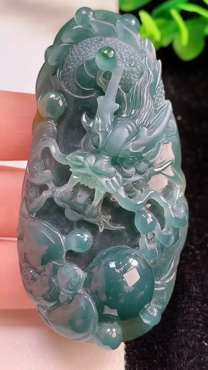 天然A货翡翠龙牌吊坠，尺寸75-38-17，重:69.47g
8月31日