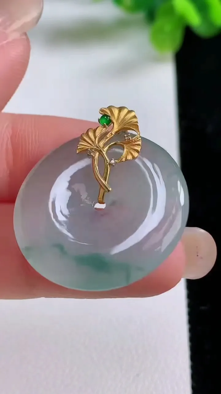 天然A货翡翠种飘花平安扣吊坠，尺寸26.2-4.2，重量:6.90g
8月31日