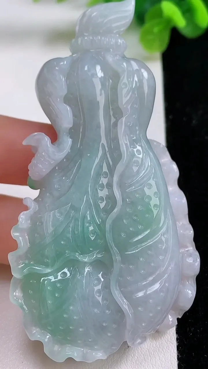 天然A货翡翠白菜吊坠，尺寸77-38-12.6，重量:59.85g
8月31日