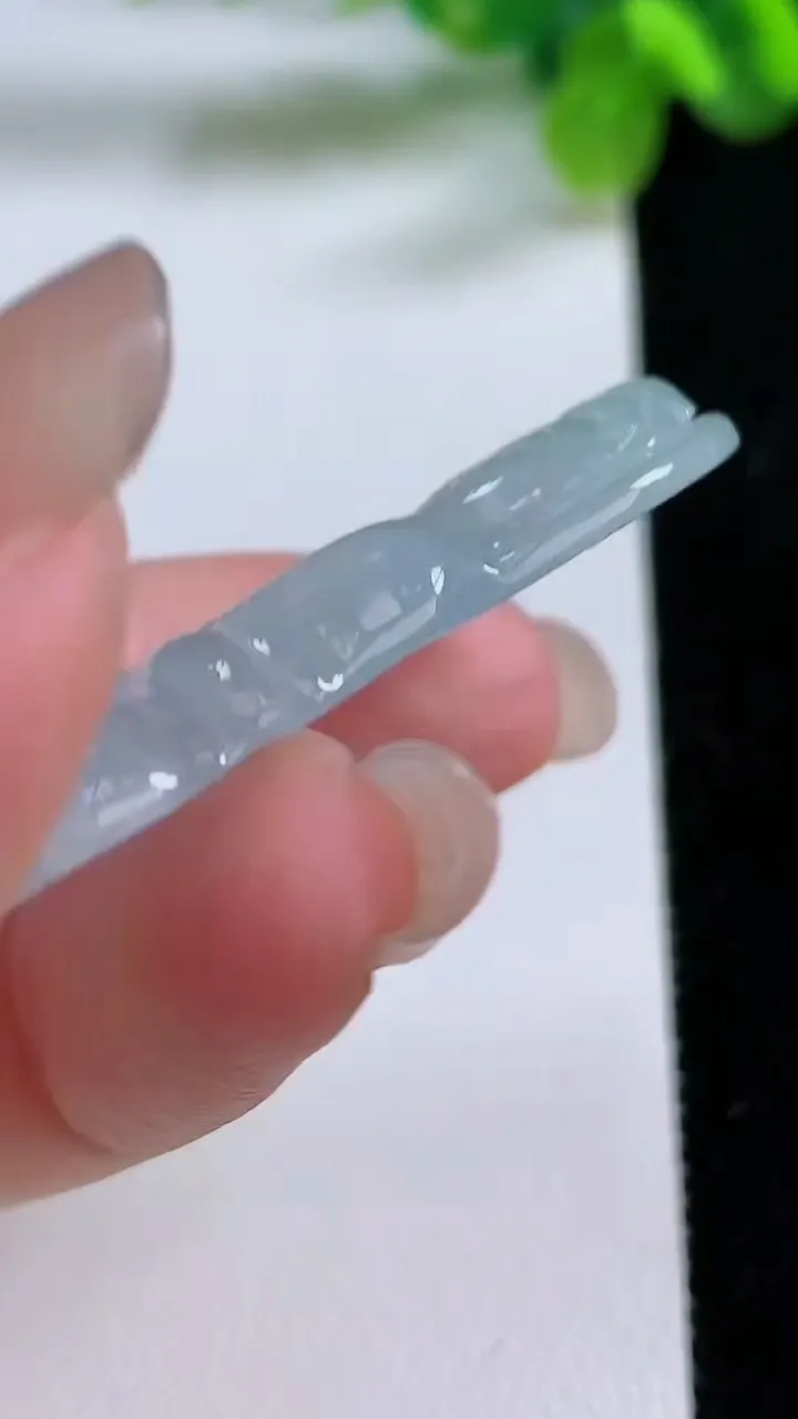 天然A货翡翠正装观音菩萨吊坠，尺寸48-28.6-5.3，重量:13.76g
8月31日