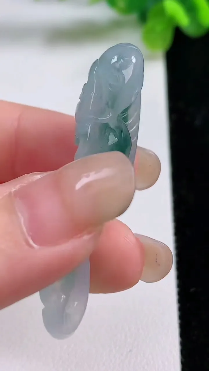 天然A货翡翠冰种飘花生肖蛇吊坠，尺寸47.3-16.4-7.8，重量:8.38g
8月31日