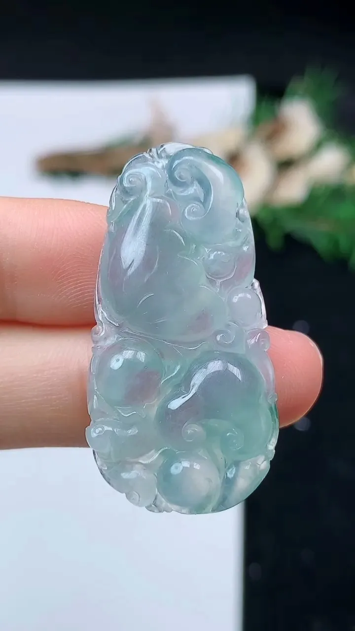 天然A货翡翠荷叶鱼吊坠，尺寸37.7-19-6.3，重量:7.49g
8月31日