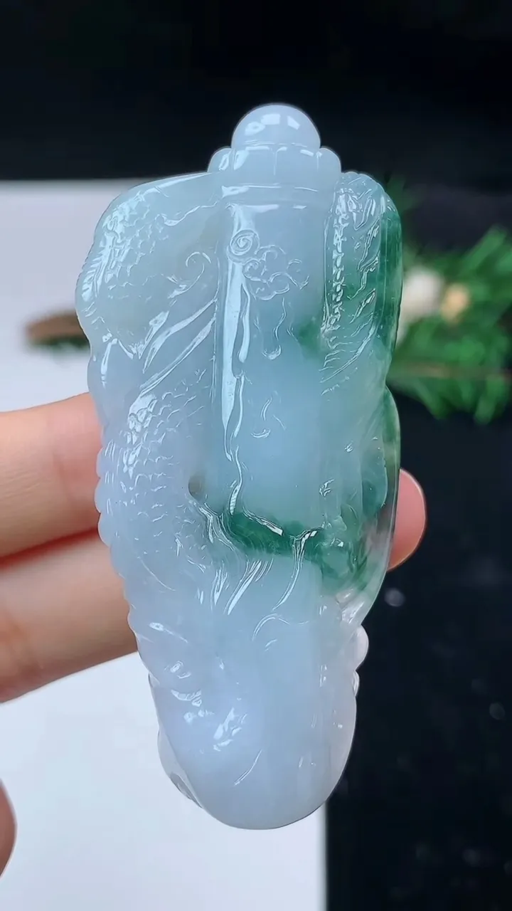 天然A货翡翠飘花龙牌吊坠，尺寸65.9-30-11.6，重量:39.00g
8月31日