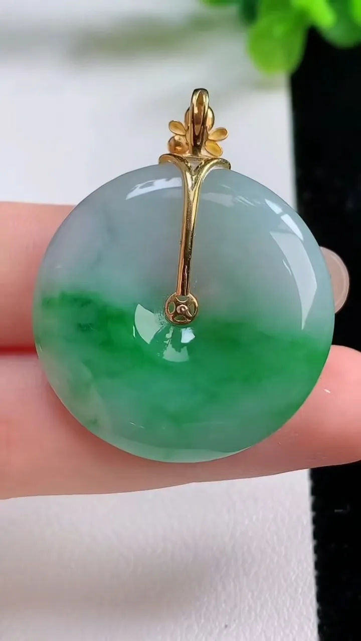 天然A货翡翠平安扣吊坠，尺寸30.6-5.8，重量:12.22g
8月31日