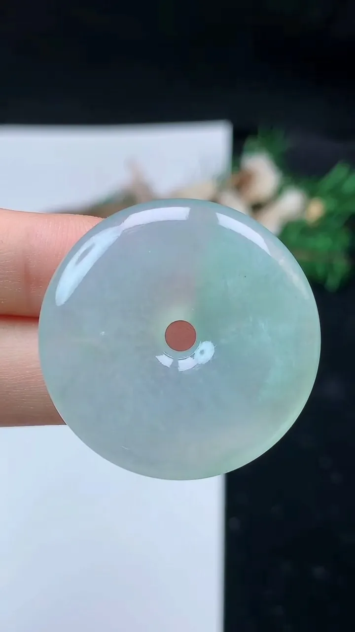 天然A货翡翠平安扣吊坠，尺寸32.7-5.9，重量:12.70g
8月31日