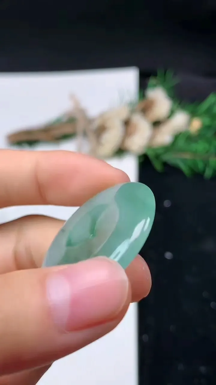 天然A货翡翠平安扣吊坠，尺寸32.5-5.2，重量:11.54g
8月31日
