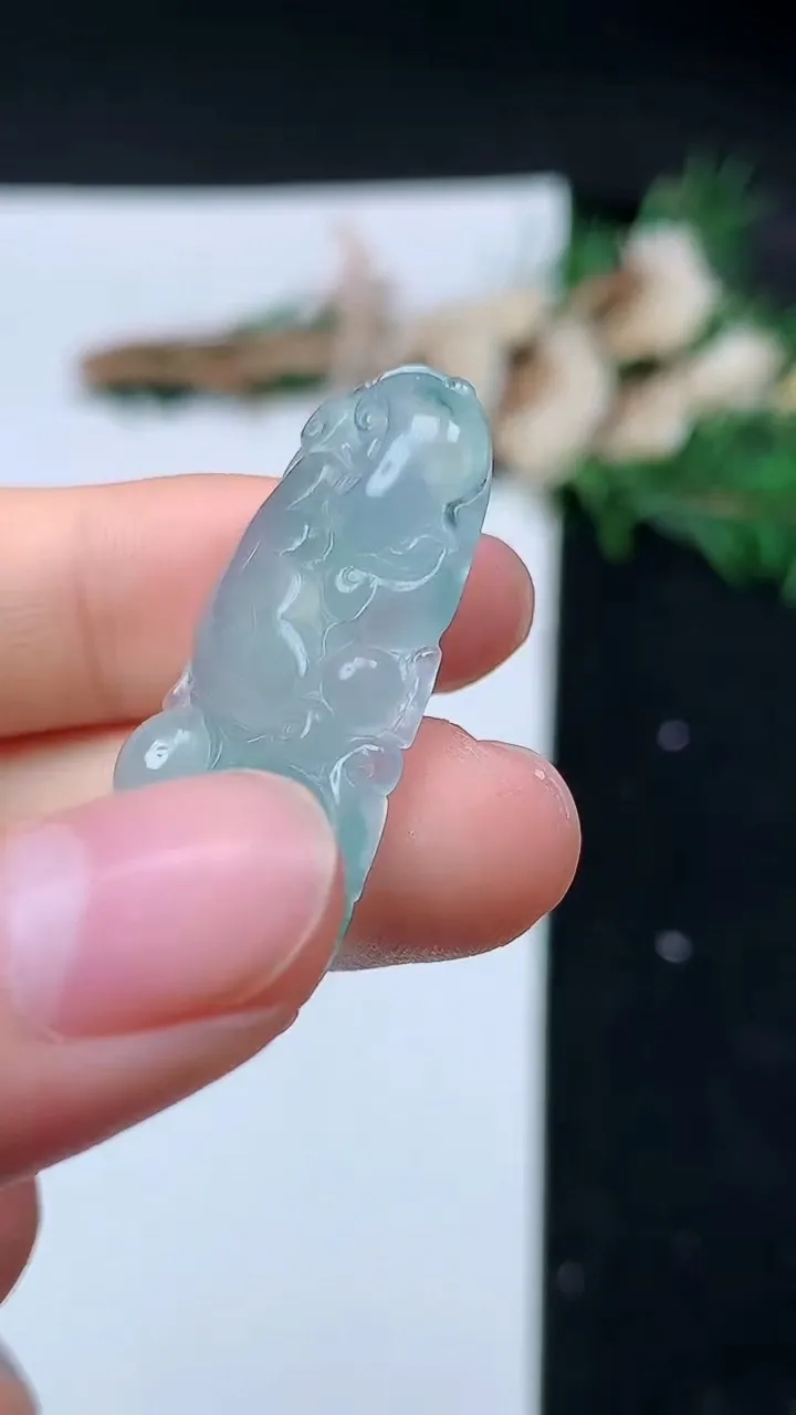 天然A货翡翠荷叶鱼吊坠，尺寸37.7-19-6.3，重量:7.49g
8月31日
