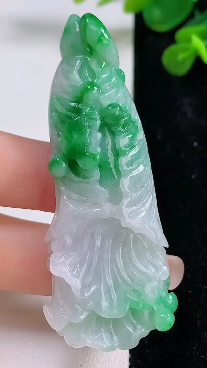 天然A货翡翠白菜吊坠，尺寸68-27-13.6，重:32.95g
8月31日