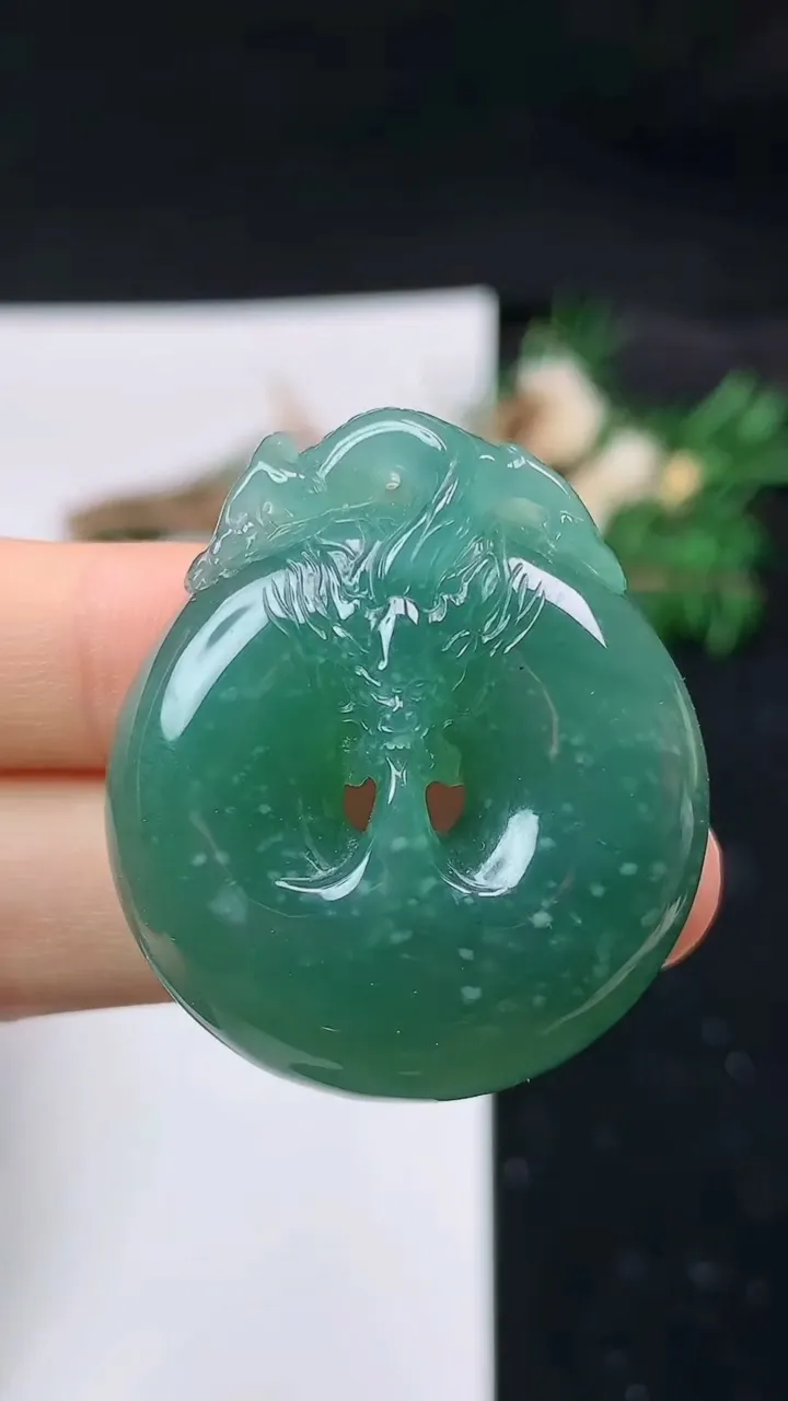 天然A货翡翠蓝水龙牌吊坠，尺寸38.3-33-8.3，重量:19.25g
8月31日