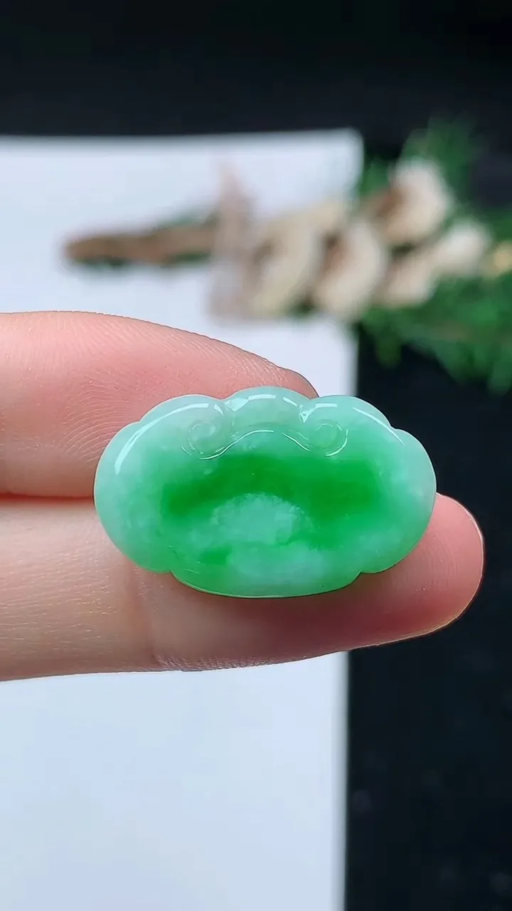 天然A货翡翠如意头吊坠，尺寸14.7-23.5-3.7，重量:3.00g
8月31日