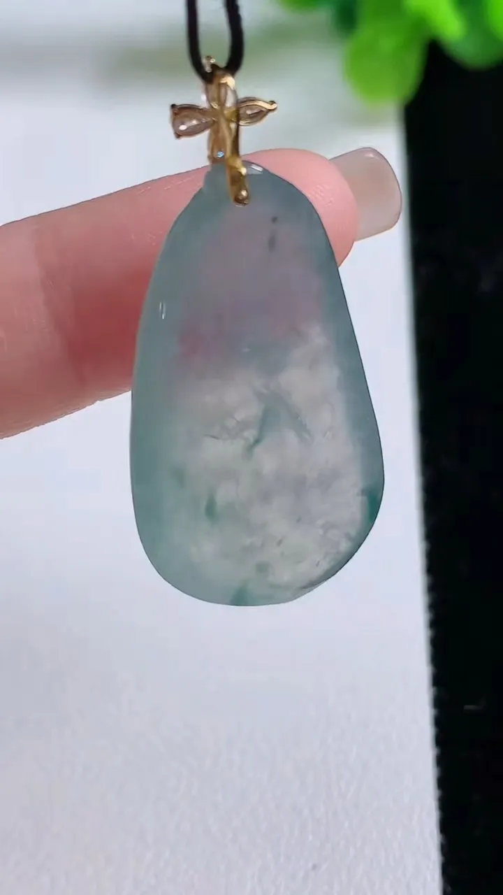 天然A货翡翠种飘花福瓜吊坠，尺寸33.5-17.7-5.7，重量:7.23g
8月31日