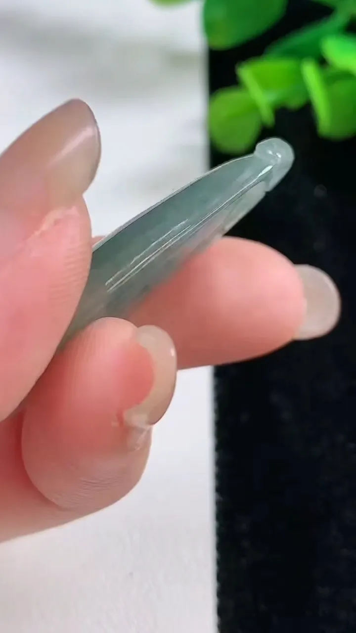 天然A货翡翠福瓜吊坠，尺寸43-17-6.3，重:6.82g
8月31日
