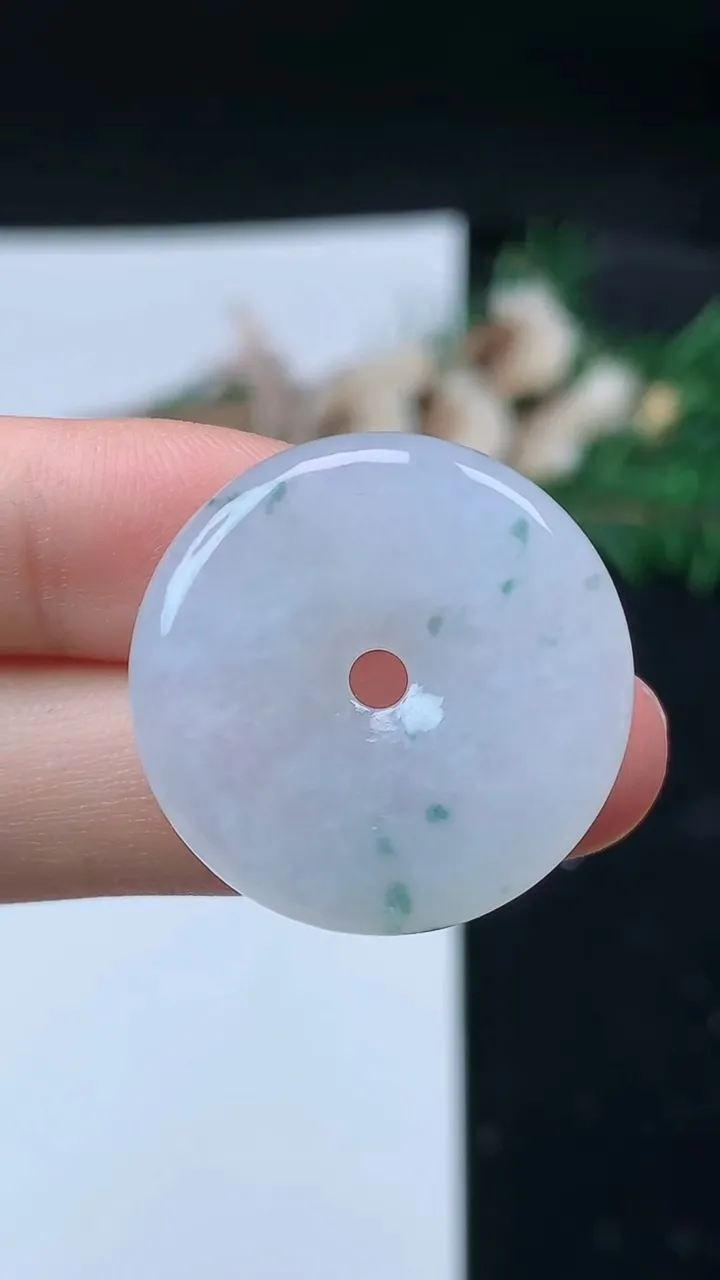 天然A货翡翠飘花平安扣吊坠，尺寸25.9-4.6，重量:6.59g
8月31日