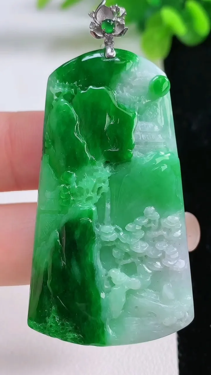 天然A货翡翠山水牌吊坠，尺寸53.2-29.5-6，重量:19.47g
8月31日