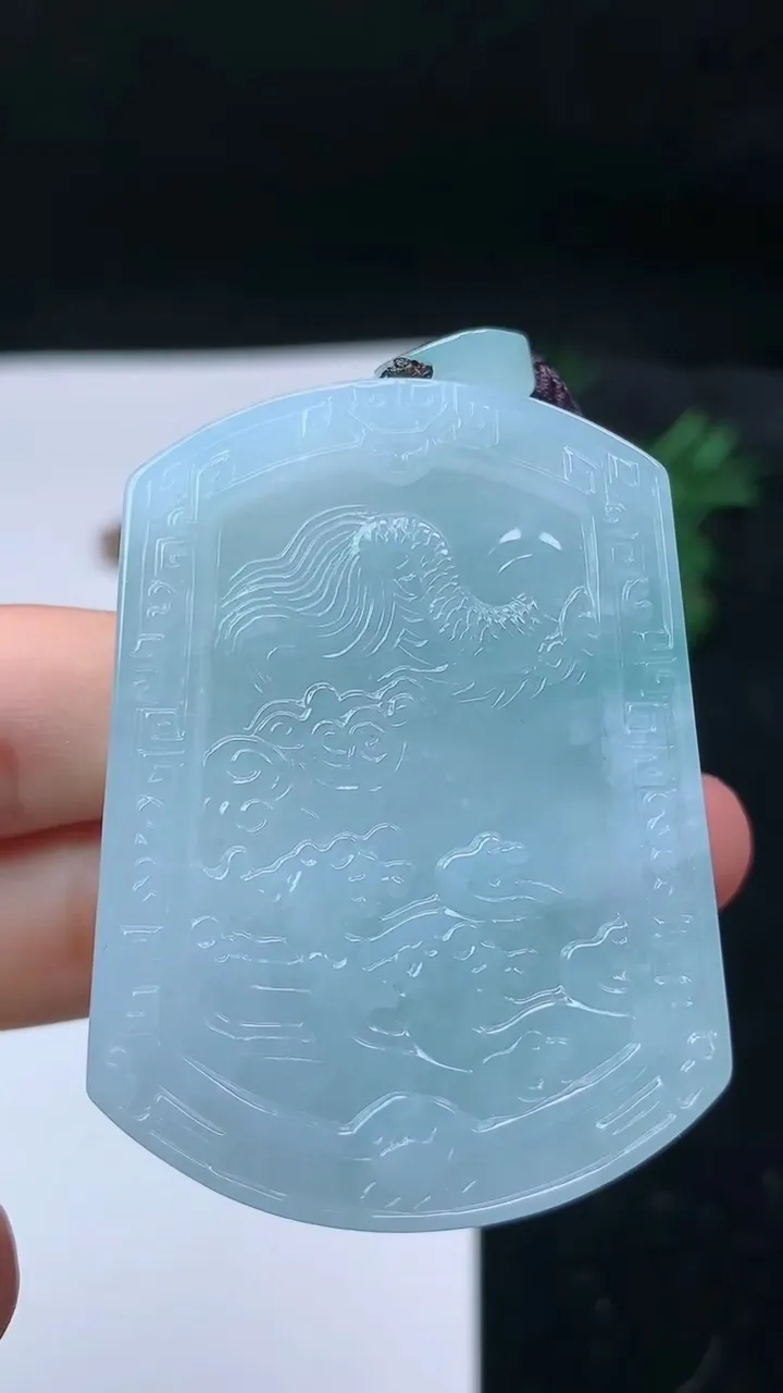 天然A货翡翠飘花龙牌吊坠，尺寸53.2-38.7-11，重量:71.45g
8月31日