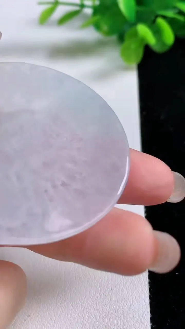 天然A货翡翠千手观音吊坠，尺寸51.8-4.7，重量:26.78g
8月31日