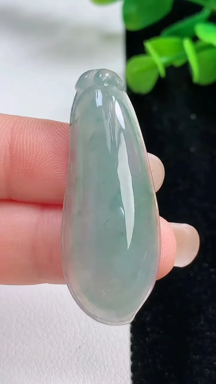 天然A货翡翠福瓜吊坠，尺寸43-17-6.3，重:6.82g
8月31日