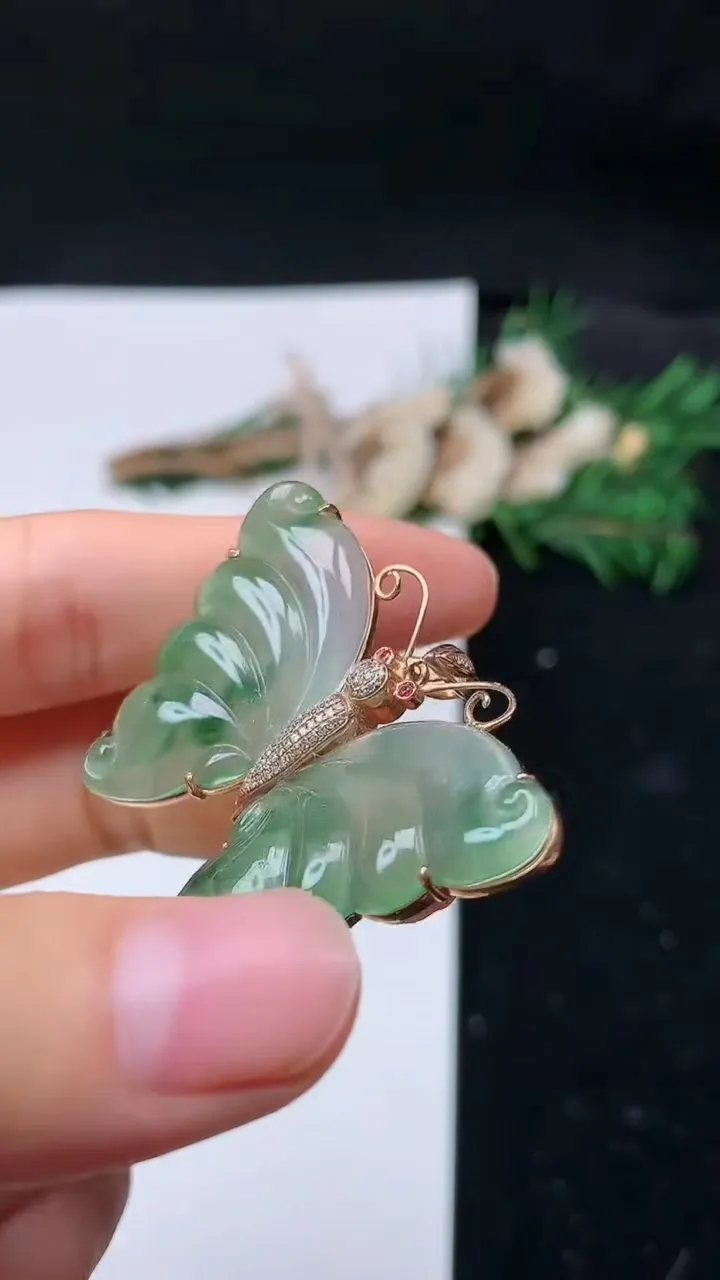 天然A货翡翠蝴蝶吊坠，尺寸31-18-4.4，重量:8.32g
8月31日