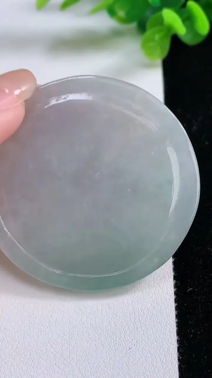 天然A货翡翠冰种飘花一念之间吊坠，尺寸54.6-4.7，重量:30.43g
8月31日