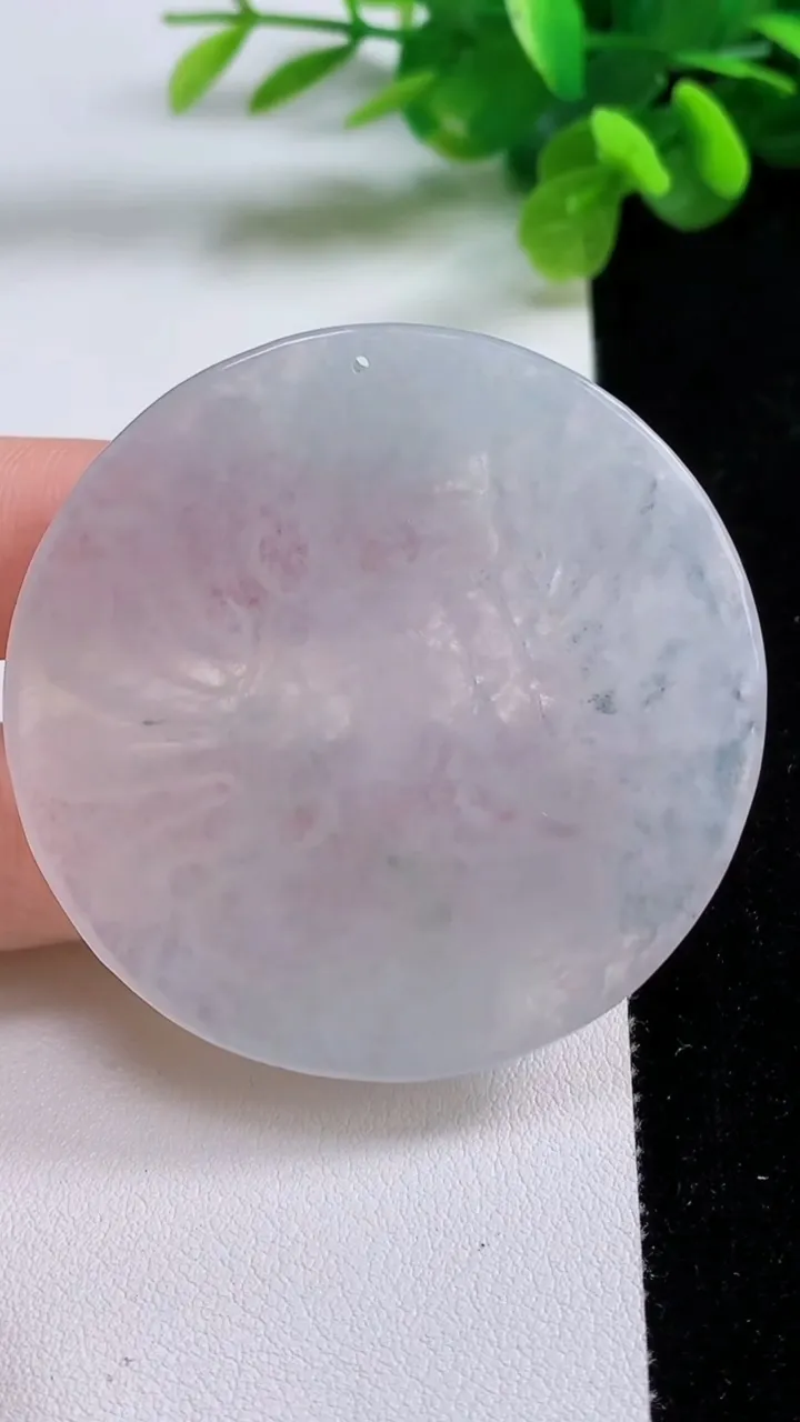 天然A货翡翠千手观音吊坠，尺寸51.8-4.7，重量:26.78g
8月31日