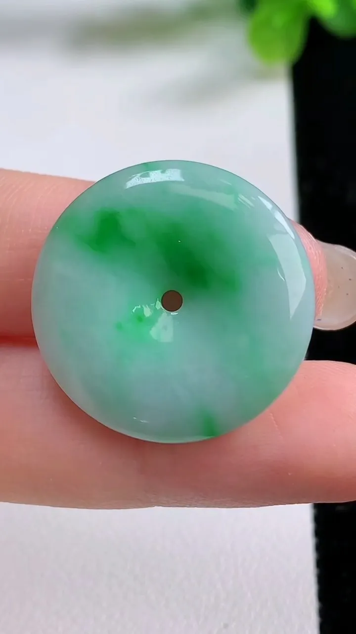 天然A货翡翠平安扣吊坠，尺寸25-4.2，重量:5.79g
8月31日