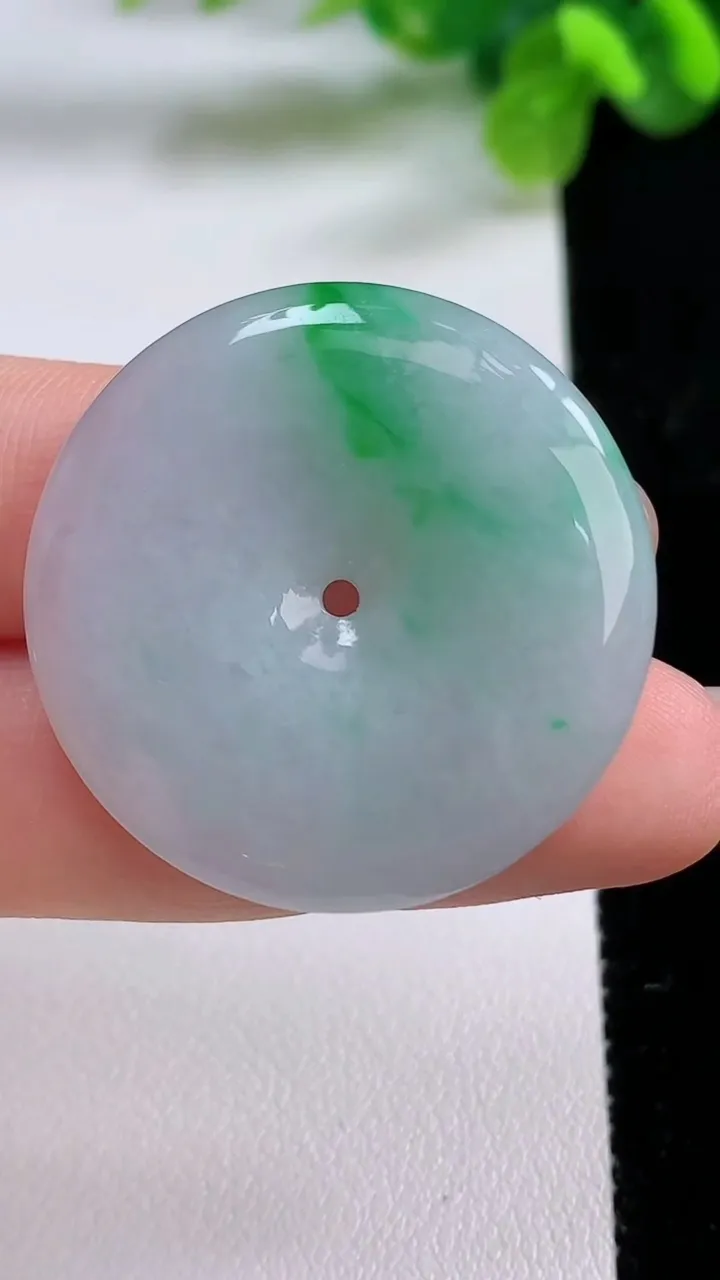 天然A货翡翠平安扣吊坠，尺寸32.2-5，重量:11.47g
8月31日