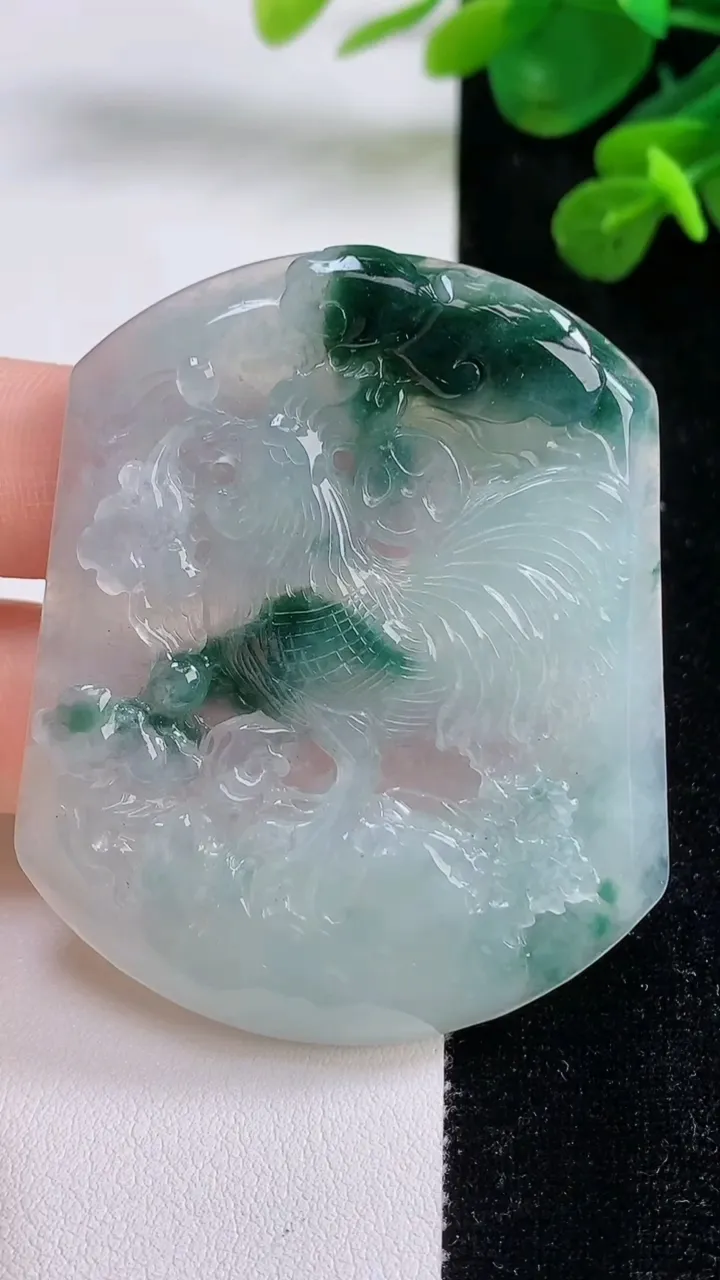 天然A货翡翠冰种飘花生肖鸡吊坠，尺寸57-47-5.5，重:30.41g
8月31日