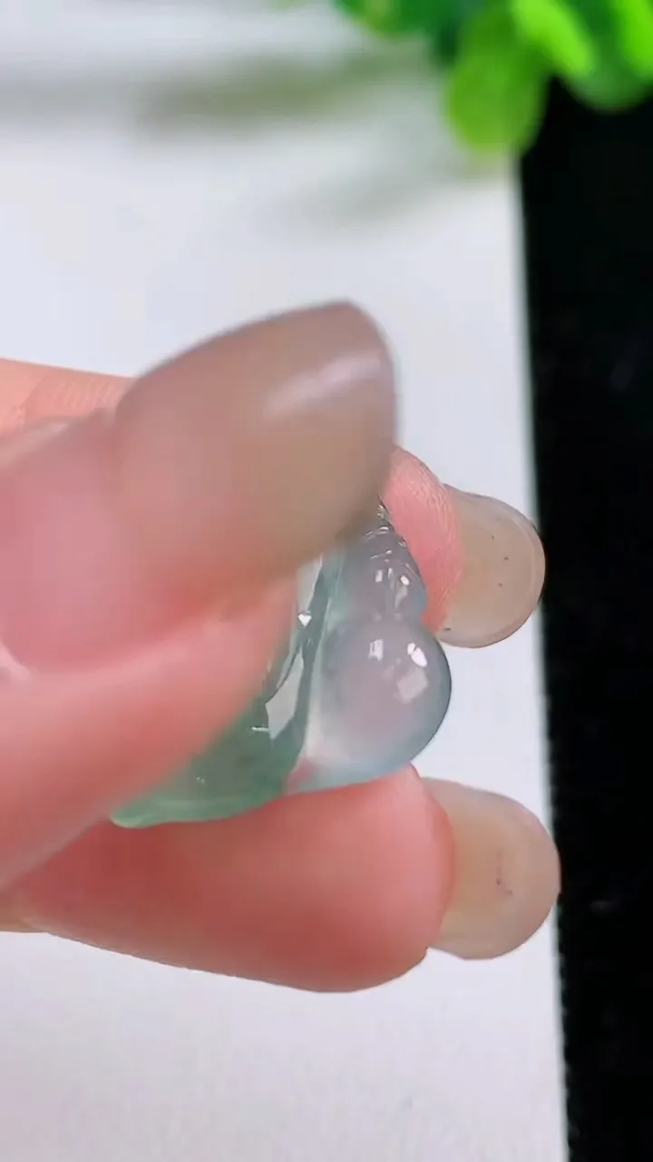 天然A货翡翠种飘花福瓜吊坠，尺寸21-17-5.2，重量:3.26g
8月31日