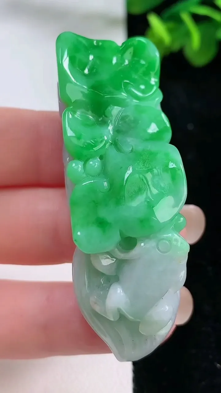 天然A货翡翠花生吊坠，尺寸58-18.6-20，重:35.58g
8月31日