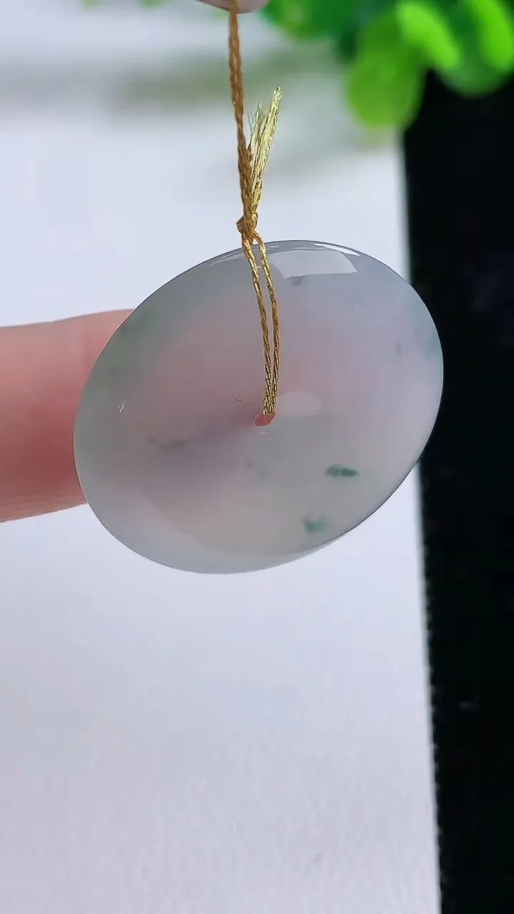 天然A货翡翠冰种飘花平安扣吊坠，尺寸26.2-4.2，重量:6.52g
8月31日