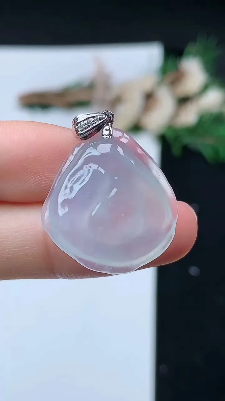 天然A货翡翠白冰原石吊坠，尺寸23-21.6-5，重量:4.48g
8月31日