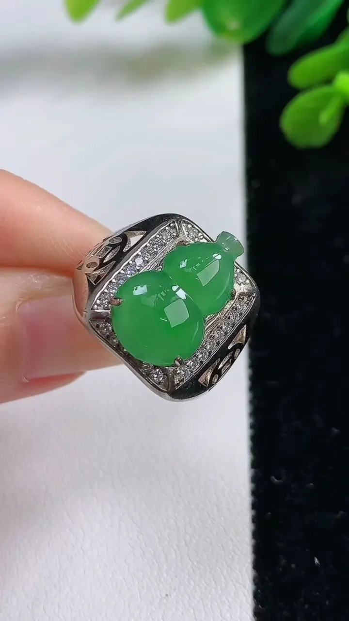 天然A货翡翠葫芦戒指，尺寸17-10.6，重:5.44g2025年8月31日
工厂直销收藏佳品,种好