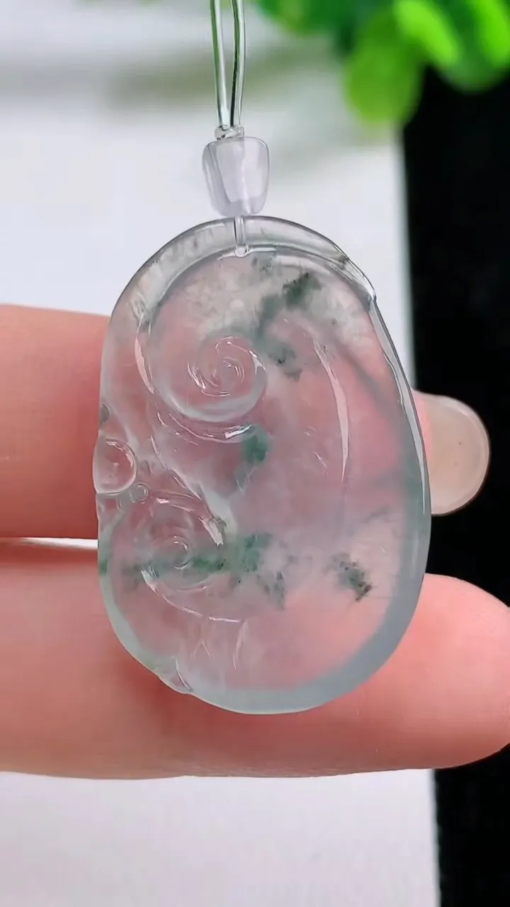 天然A货翡翠冰种飘花如意吊坠，尺寸30.5-21-4，重量:5.33g
8月31日