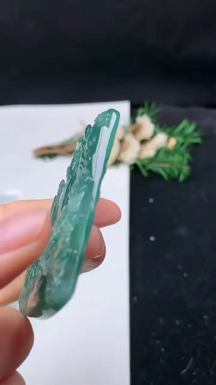 天然A货翡翠蓝水山水观音菩萨吊坠，尺寸63.8-44.8-5.8，重量:33.60g
8月31日