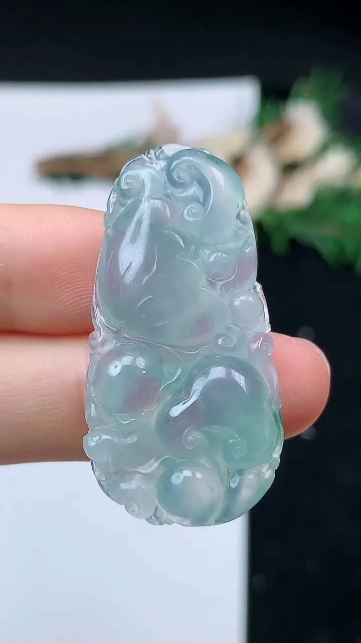天然A货翡翠荷叶鱼吊坠，尺寸37.7-19-6.3，重量:7.49g
8月31日